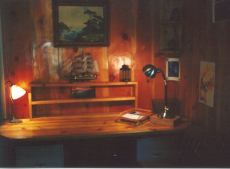 the study in the cottage at the retreat in southern oregon offering cabins, tree houses, vacation rentals near crater lake national park, klamath basin birding trails, wood river wetlands, national wildlife refuges in the pacific flyway, surrounded by the winema national forest with hiking trails, mountain lakes and wilderness areas.