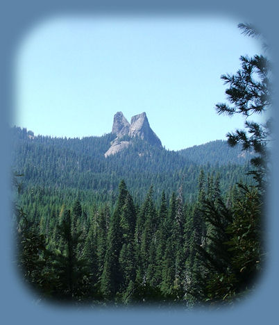 cabins, tree houses, vacation rentals in the forest on the river near crater lake national park, national wildife refuges, klamath basin birding trails, wetlands in the pacific flyway of southern oregon, northern california.